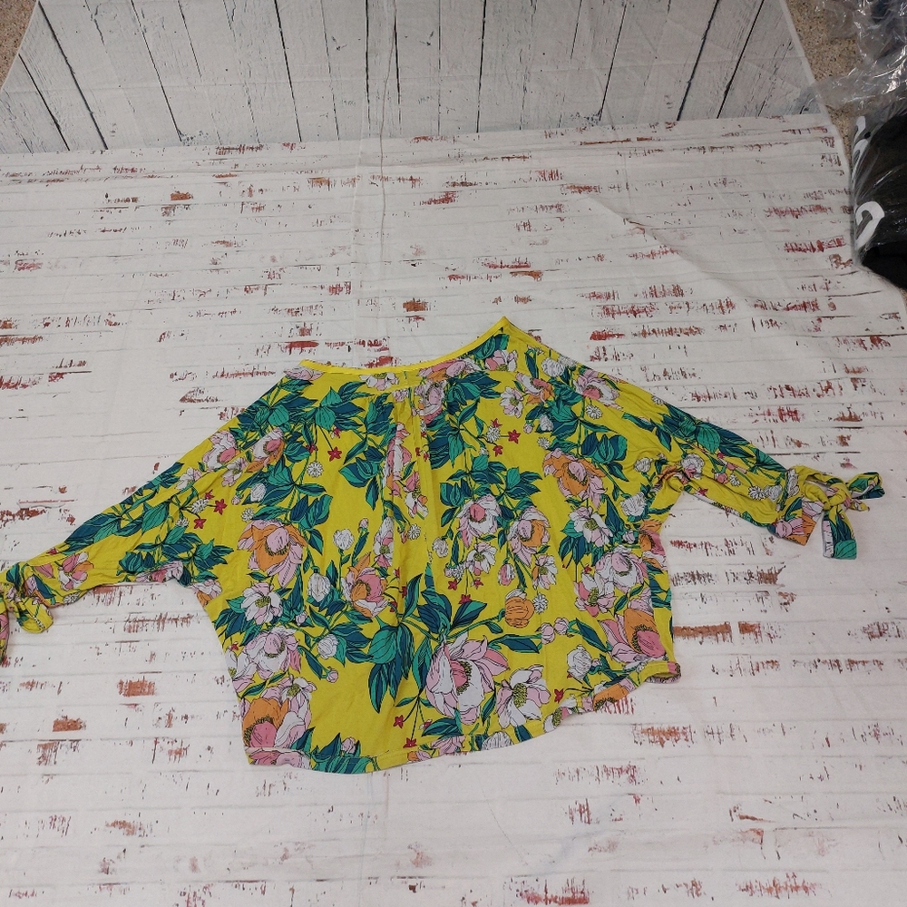 Free People tropical moving on top. - Picture 4 of 5